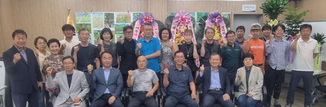 (사)한국전문임업인협회 이해원 여주시협의회장과 이필기 경기도지회장, 장홍기 여주시산림공원과장,이후정 산림조합장, 원종태 여주시숲해설가협회장 등 행사참가자들이 지난 9일 여주시산림조합 SJ정원문화센터에 새 사무실을 열고 기념촬영을 하고 있다./ 사진 =유진동기자