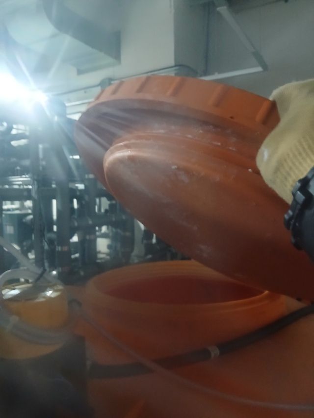 지난 9일 오후 인천 서구 백석동 한 아파트 커뮤니티센터 수영장에서 화학물질이 누출됐다. 사진은 누출사고 현장 모습. 인천소방본부 제공