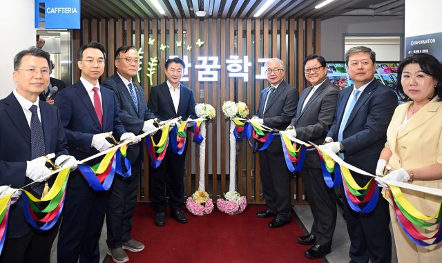 김동근 시장이 9일 한꿈학교 이전 개소식에서 참석자들과 테이프 커팅을 하고 있다. 의정부시 제공