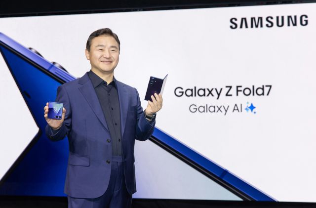 삼성전자 DX부문장 직무대행 노태문 사장이 9일(현지시간) 미국 뉴욕 브루클린 듀갈 그린하우스에서 열린 ‘갤럭시 언팩 2025’ 행사에서 초슬림 대화면 폴더블폰 ‘갤럭시 Z 폴드7’과 ‘갤럭시 Z 플립7’을 공개하는 모습. 삼성전자 제공