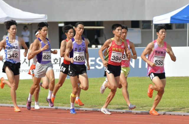 10일 전북 익산종합운동장에서 벌어진 ‘백제왕도 익산 2025 전국육상경기대회’ 남고부 1천500m서 우승한 오준석(394번)이 선두권에서 레이스를 이끌며 경쟁하고 있다.경기체고 제공