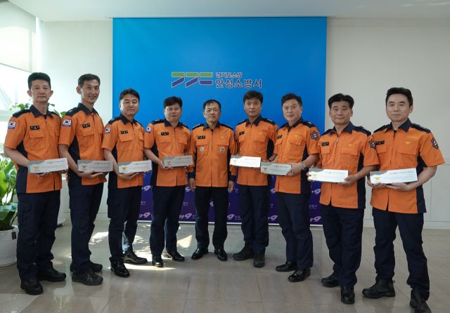 신인철 안성소방서장이 30년 장기근속 소방공직자 구범석 소방령 등 8명에게 도지사 공로패를 수여했다. 안성소방서 제공