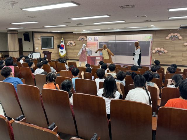 율정초 학생들이 예술단원들의 율동을 따라 하며 마약의 위험성에 대해 배우고 있다. 율정초교 제공