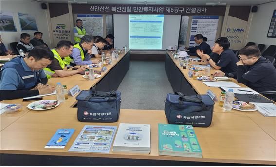 공용노동부 안산지청 등이 신안산선 안산 및 시흥시 지역 6개 공구 공사 현장 관계자들과 간담회를 갖고 중대재해 예방과 폭염 안전 기본수칙 준수 등에 만전을 기해 달라고 당부했다. 고용노동부 안산지청 제공