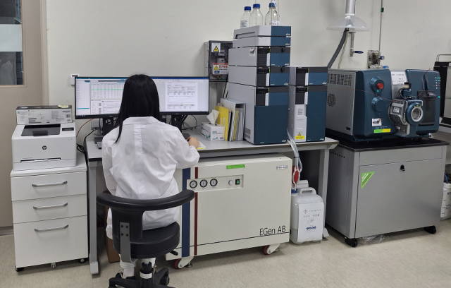 경기도보건환경연구원 연구 모습. 경기도 제공