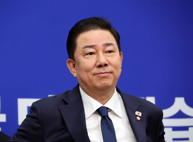 지난 9일 더불어민주당 김병기 당대표 직무대행 겸 원내대표가 국회에서 열린 최고위원회의에 참석한 모습. 연합뉴스