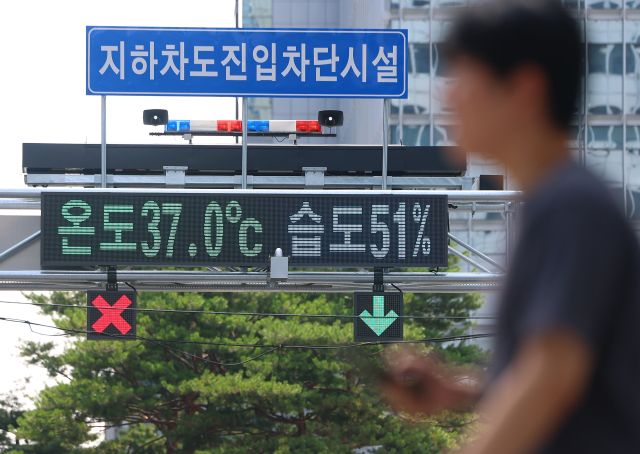 서울 기온이 근대적인 기상관측을 시작한 이래 7월 상순 기온으론 역대 최고치를 기록한 8일 서울 시내의 한 스크린에 '온도 37도'가 표시돼 있다. 연합뉴스