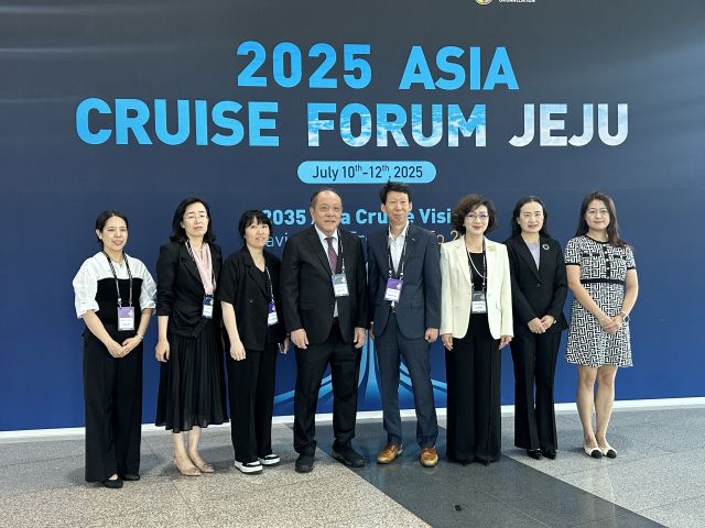 김상기 인천항만공사 운영부사장과 대만국제크루즈협회 우쉰펑 회장, 관계자들이 10일 제주국제크루즈포럼에서 기념촬영을 하고 있다. IPA 제공