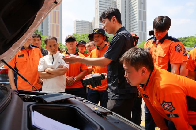 의왕소방서 현장대원들이 기아자동차에서 파견된 전문강사의 설명을 듣고 있다. 의왕소방서 제공