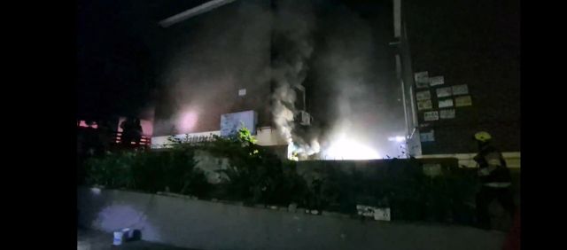 10일 오전 3시18분께 인천 남동구 구월동 한 빌라에서 불이 나 연기가 피어오르고 있다. 인천소방본부 제공