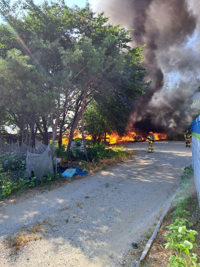 11일 오전 8시40분께 안성시 신소현동 한 자동차 부품 창고에서 화재가 발생했다. 경기도소방재난본부 제공