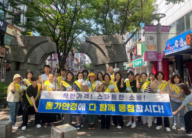 안양시 물가모니터요원과 관계 공무원들이 범계역 일대에서 착한가격업소 활성화를 위한 홍보 활동을 펼친 뒤 기념촬영을 하고 있다. 안양시 제공