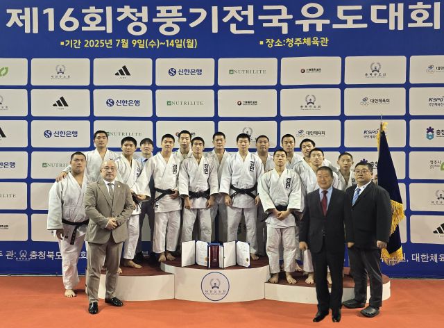 제16회 청풍기전국유도대회 남자 고등부 단체전서 시즌 3관왕에 오른 의정부 경민고 선수단이 우승기를 앞세우고 기념촬영을 하고 있다. 오른쪽 앞줄 두번째는 서정복 경기도유도회장.경민고 제공