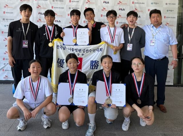 제63회 전국남녀종별펜싱대회 중등부 에페서 남자 1위, 여자 2위를 차지한 화성 K1펜싱클럽 선수단이 시상식 후 기념촬영을 하고 있다.K1펜싱클럽 제공