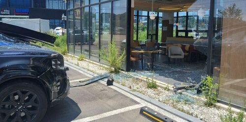 화성 송산면 카페 SUV 차량 돌진사고 현장. 경기도소방재난본부 제공