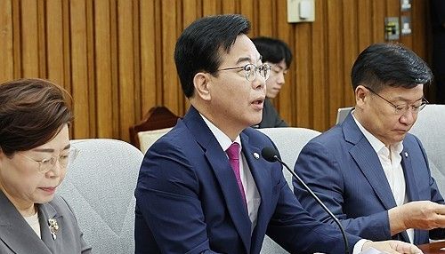국민의힘 송언석 비대위원장 겸 원내대표가 11일 서울 여의도 국회에서 열린 원내대책회의에서 발언하고 있다. 연합뉴스