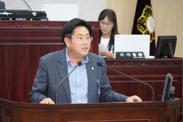 최호섭 안성시의회 운영위원장이 시의회 본회의에서 폭염은 기후재난인 만큼 조례 제정으로 대응 체계화 해야 한다고 발의하고 있다. 안성시의회 제공
