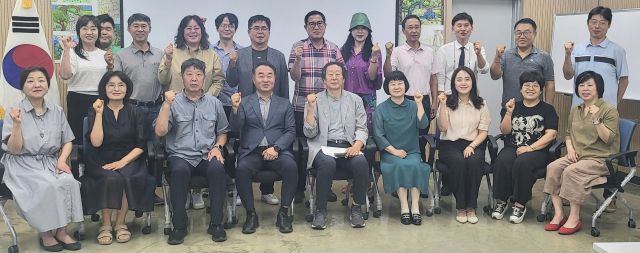 11일 오후 여주시산림조합 SJ여강정원문화센터에서 열린 옛 여주목 관아 청심루 복원을 위한 여주목·청심루 복원추진위원회 준비모임에서 참석자들이 기념촬영을 하고 있다. 유진동기자