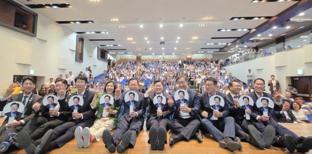 11일 인천 미추홀구 인하대 대강당에서 열린 게릴라 토크콘서트를 마치고 민주당 당내인사와 당원들이 기념촬영을 하고 있다. 장민재 기자