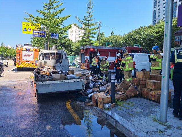 11일 오후 인천 부평구 부개동 도로에서 주행 중인 1t 트럭 적재함에서 불이 나 박스 등이 탄 모습. 인천소방본부 제공