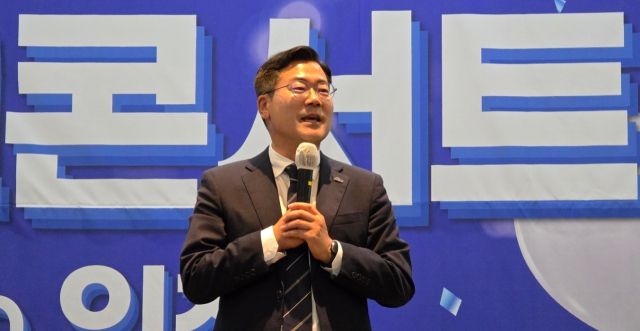 박찬대 더불어민주당 당대표 후보가 11일 인천 미추홀구 인하대학교 대강당에서 게릴라 토크콘서트를 하고 있다. 장민재 기자