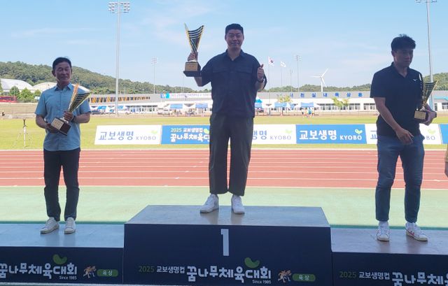 2025 교보생명컵 전국초등학교 시·도대항육상대회서 종합우승 34연패를 달성한 경기도 선수단 조현민 총감독(가운데)이 시상대 가장 높은 곳에서 우승트로피를 들고 기념촬영을 하고 있다.경기도육상경기연맹 제공