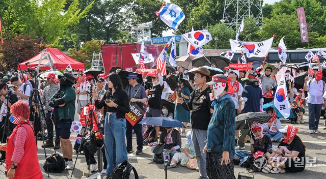 윤석열 전 대통령이 재구속된 이후 첫 주말 12일 의왕시 서울구치소 앞에서 지지자들이 윤 전 대통령 석방을 촉구하는 집회를 열고 있다. 윤원규기자
