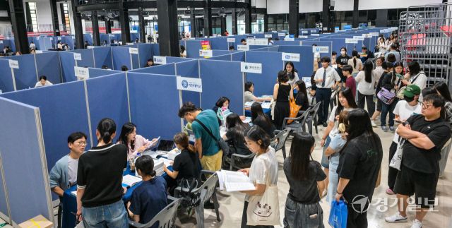 12일 오후 안산시 안양대학교 에리카캠퍼스 라이언스홀에서 열린 '2026학년도 안산 맞춤형 입시설명회'를 찾은 관내 고3 수험생들과 학부모들이 48개 대학이 참여한 대학박람회장을 둘러보고 있다. 안산시와 안산교육지원청이 공동 주최한 이날 열린 입시설명회는 수험생과 학부모들이 다변화하는 대입제도에서 혼란을 겪지 않도록 정확한 정보를 제공해 체계적인 학습 전략을 세울 수 있도록 마련됐다. 윤원규기자
