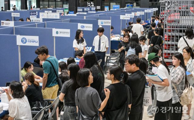 12일 오후 안산시 안양대학교 에리카캠퍼스 라이언스홀에서 열린 '2026학년도 안산 맞춤형 입시설명회'를 찾은 관내 고3 수험생들과 학부모들이 48개 대학이 참여한 대학박람회장을 둘러보고 있다. 안산시와 안산교육지원청이 공동 주최한 이날 열린 입시설명회는 수험생과 학부모들이 다변화하는 대입제도에서 혼란을 겪지 않도록 정확한 정보를 제공해 체계적인 학습 전략을 세울 수 있도록 마련됐다. 윤원규기자