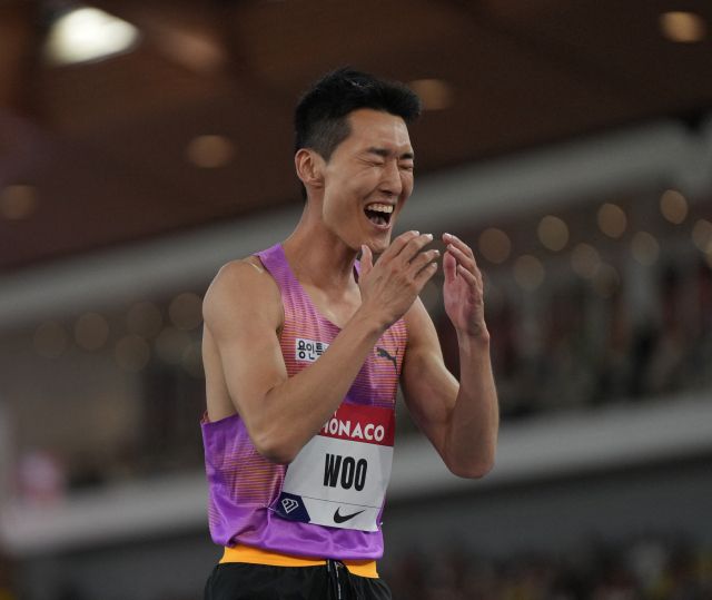 12일 모나코의 스타드 루이 2세 경기장에서 열린 ‘2025 세계육상연맹 다이아몬드리그’ 남자 높이뛰기서 2m34를 뛰어넘은 우상혁이 환호하고 있다.로이터=연합뉴스