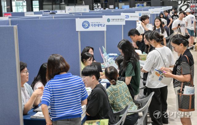 12일 오후 안산시 안양대학교 에리카캠퍼스 라이언스홀에서 열린 '2026학년도 안산 맞춤형 입시설명회'를 찾은 관내 고3 수험생들과 학부모들이 48개 대학이 참여한 대학박람회장을 둘러보고 있다. 안산시와 안산교육지원청이 공동 주최한 이날 열린 입시설명회는 수험생과 학부모들이 다변화하는 대입제도에서 혼란을 겪지 않도록 정확한 정보를 제공해 체계적인 학습 전략을 세울 수 있도록 마련됐다. 윤원규기자
