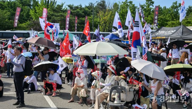 윤석열 전 대통령이 재구속된 이후 첫 주말 12일 의왕시 서울구치소 앞에서 지지자들이 윤 전 대통령 석방을 촉구하는 집회를 열고 있다. 윤원규기자