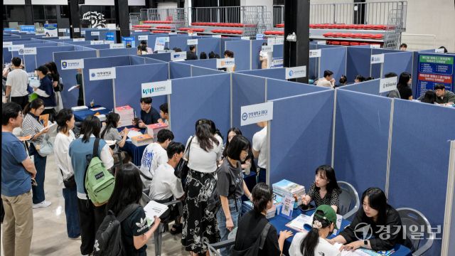 12일 오후 안산시 안양대학교 에리카캠퍼스 라이언스홀에서 열린 '2026학년도 안산 맞춤형 입시설명회'를 찾은 관내 고3 수험생들과 학부모들이 48개 대학이 참여한 대학박람회장을 둘러보고 있다. 안산시와 안산교육지원청이 공동 주최한 이날 열린 입시설명회는 수험생과 학부모들이 다변화하는 대입제도에서 혼란을 겪지 않도록 정확한 정보를 제공해 체계적인 학습 전략을 세울 수 있도록 마련됐다. 윤원규기자