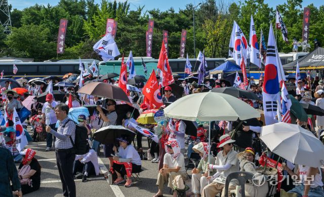 윤석열 전 대통령이 재구속된 이후 첫 주말 12일 의왕시 서울구치소 앞에서 지지자들이 윤 전 대통령 석방을 촉구하는 집회를 열고 있다. 윤원규기자