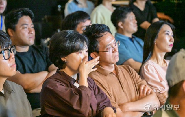 12일 오후 수원 윤아트홀에서 열린 경기도시각장애인도서관 낭독회에서 시민들이 시각장애인 일러스트작가 미긍주혜의 강연을 듣고 있다. 보이지 않아도, 선명한 이야기란 주제로 열린 이번 낭독회는 올해로 4회차를 맞는다. 윤원규기자