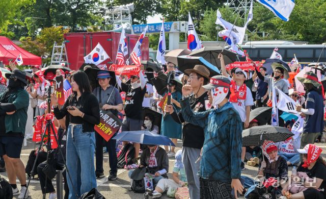 윤석열 전 대통령이 재구속된 이후 첫 주말 12일 의왕시 서울구치소 앞에서 지지자들이 윤 전 대통령 석방을 촉구하는 집회를 열고 있다. 윤원규기자