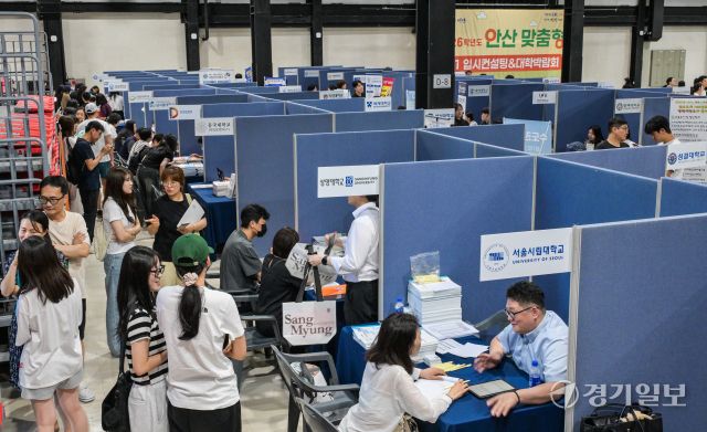 12일 오후 안산시 안양대학교 에리카캠퍼스 라이언스홀에서 열린 '2026학년도 안산 맞춤형 입시설명회'를 찾은 관내 고3 수험생들과 학부모들이 48개 대학이 참여한 대학박람회장을 둘러보고 있다. 안산시와 안산교육지원청이 공동 주최한 이날 열린 입시설명회는 수험생과 학부모들이 다변화하는 대입제도에서 혼란을 겪지 않도록 정확한 정보를 제공해 체계적인 학습 전략을 세울 수 있도록 마련됐다. 윤원규기자