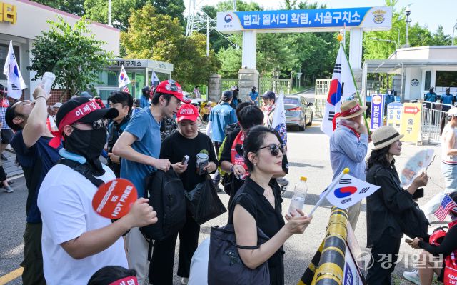 윤석열 전 대통령이 재구속된 이후 첫 주말 12일 의왕시 서울구치소 앞에서 지지자들이 윤 전 대통령 석방을 촉구하는 집회를 열고 있다. 윤원규기자