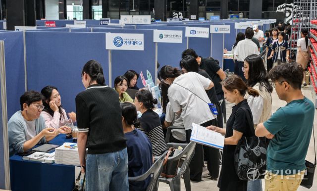 12일 오후 안산시 안양대학교 에리카캠퍼스 라이언스홀에서 열린 '2026학년도 안산 맞춤형 입시설명회'를 찾은 관내 고3 수험생들과 학부모들이 48개 대학이 참여한 대학박람회장을 둘러보고 있다. 안산시와 안산교육지원청이 공동 주최한 이날 열린 입시설명회는 수험생과 학부모들이 다변화하는 대입제도에서 혼란을 겪지 않도록 정확한 정보를 제공해 체계적인 학습 전략을 세울 수 있도록 마련됐다. 윤원규기자