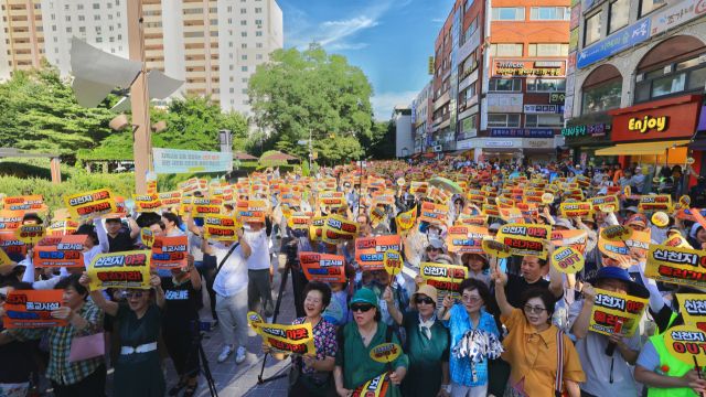 ‘신천지 OUT 과천시비상대책위원회’가 12일 과천중앙공원에서 주최한 신천지 종교시설 용도변경 반대집회에서 시민들이 “신천지 OUT” 등의 구호를 외치고 있다. 김형표기자