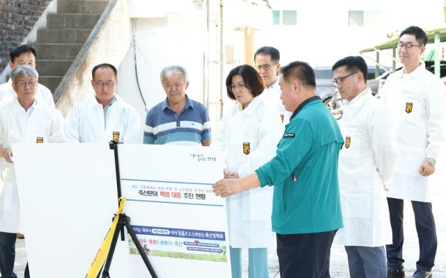 지난 11일 오후 안성시의 한 축산농가에서 열린 ‘가축현황과 폭염대비시설 점검’에서 김보라 안성시장이 직원으로부터 브리핑을 받고 있다. 안성시 제공