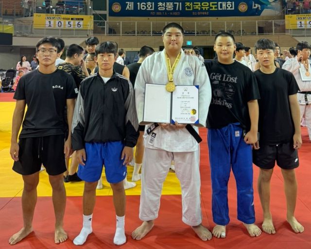 제16회 청풍기 전국유도대회에서 남중부 +90㎏급서 우승한 김예찬이 팀 동료들과 기념촬영을 하고 있다.양평군G스포츠클럽 제공