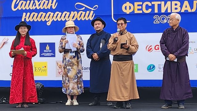 13일 파주 신촌동 LH 운동장에서 열린 ‘2025파주몽골나담축제’에서 안경모 강원·경기북부 몽골 명예영사(경희대 관광대학원 명예교수)가 환영사를 하고 있다. 김요섭기자