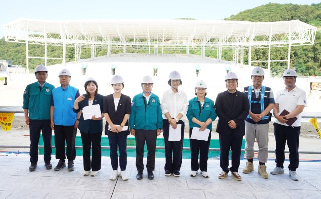 광주시의회는 지난 11일 혹서기에 대비해 ▲퇴촌면 정지리 배수펌프장 ▲목현동 모개미천 재해복구 사업장 ▲송정동 송정남근린공원 ▲양벌동 종합운동장 건립지 등 대규모 토목 공사가 진행 중인 현장중심으로 안전 점검에 나섰다.광주시의회 제공