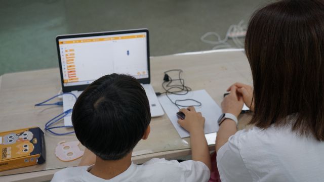 코딩 프로그램에 참여 중인 어린이 참가자. 경기도어린이박물관 제공