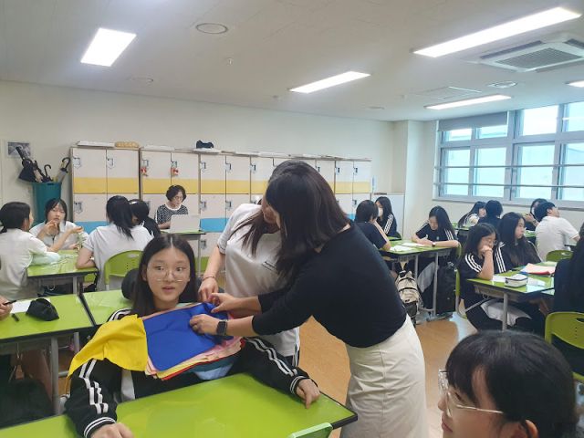 향산중학교 학생들이 진로 멘토링 교사로부터 실습 활동으로 지도를 받으며 직업 특성을 경험하고 있다. 김포교육지원청 제공