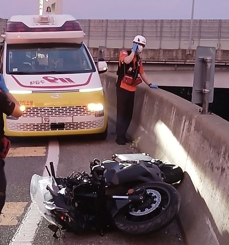 수도권 제1순환고속도로 송내IC 램프구간 오토바이 옹벽 출동사고 현장. 경기도소방재난본부 제공