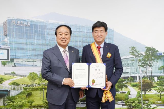 방세환 시장이 세계자유민주연맹(World League for Freedom and Democracy)으로부터 ‘자유장’을 수상했다.시상은 야오잉치(Yao Eng Chi) 세계자유민주연맹 총재를 대신해 신경택 경기도지부회장이 전달했다.광주시제공