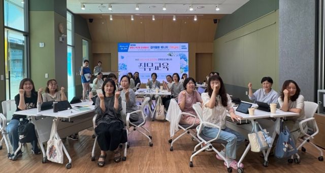 광명시가 인생플러스센터에서 개최한 2025년 하반기 신중년 일자리사업 '같이돌봄 매니저' 직무교육에서 같이돌봄 매니저들이 기념촬영을 하고 있다. 광명시 제공