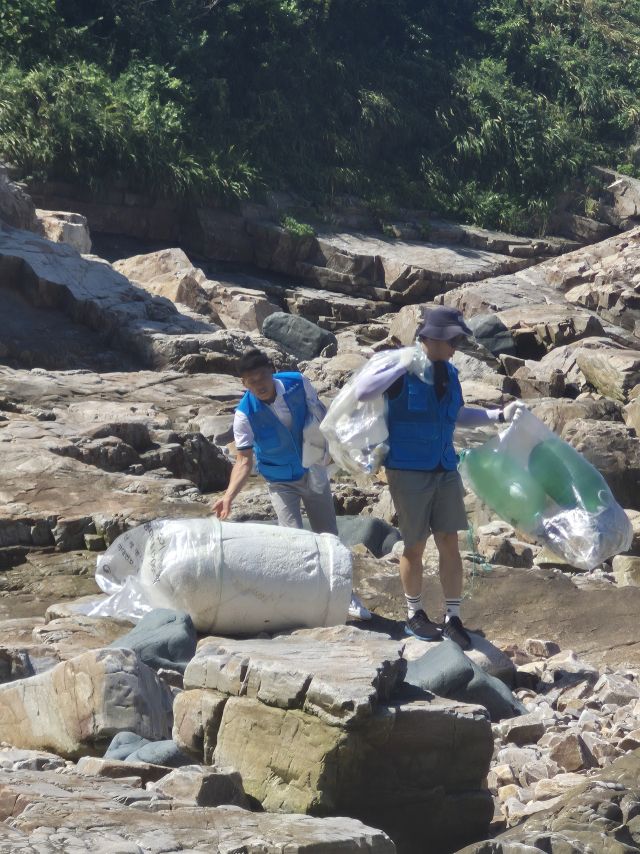 인천지속협 관계자들이 연평 연안습지와 갯벌 주변 방치된 폐어구, 플라스틱, 스티로폼 부표 등 해양쓰레기를 집중 수거하고 있다. 인천지속협 제공